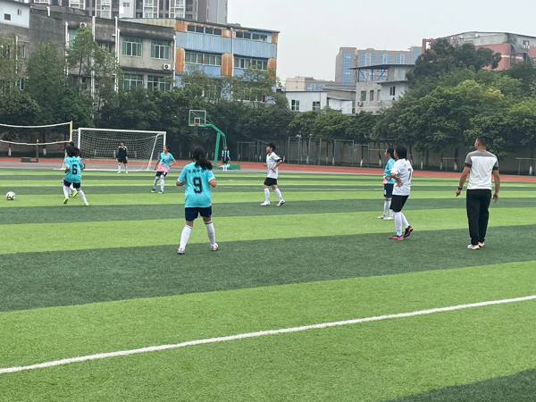 东湖中学荣获新都区学生运动会足球比赛（初中女子甲组）亚军