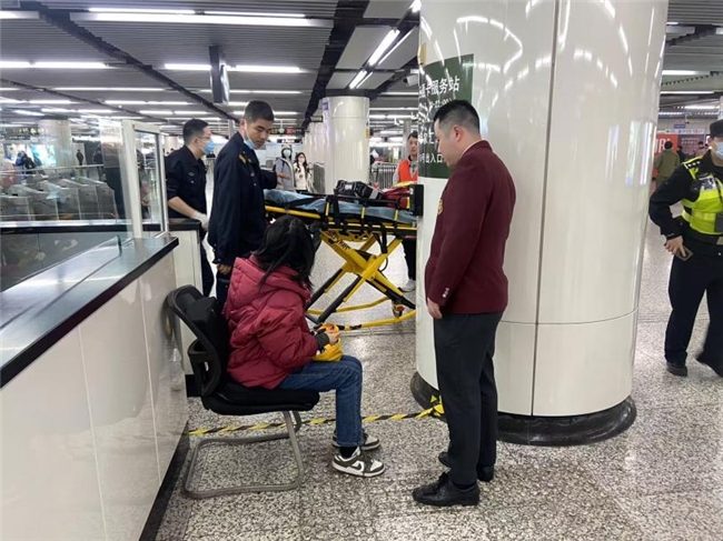 地铁站的生命守护，孕妇获助紧急送医