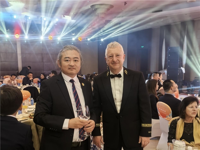 子洲馃馅亮相2025全球驻华外交官新年晚宴