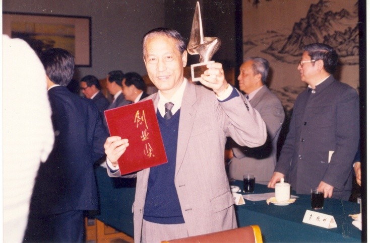 第八届荣耀医者揭榜 孙载明荣获“生命之尊”