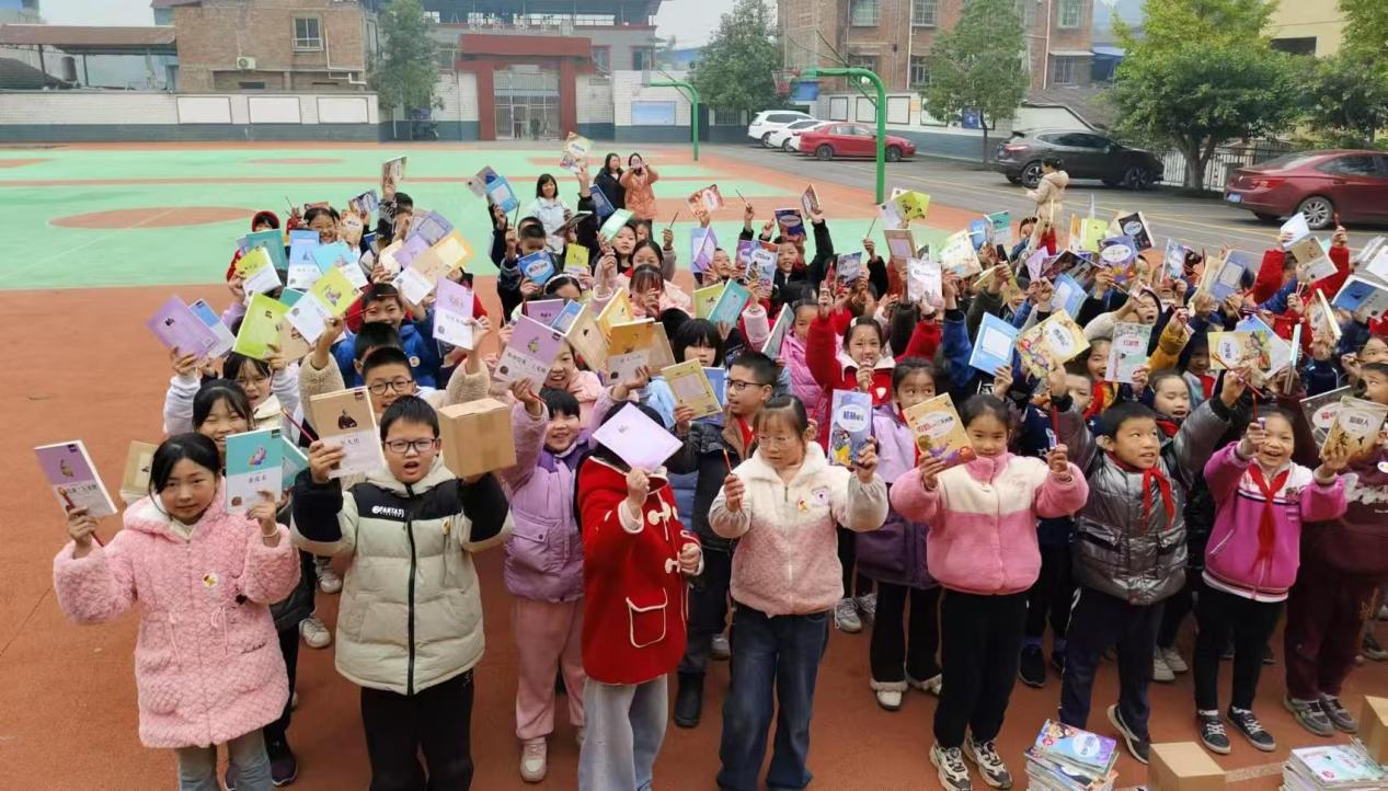 “‘书’送希望，筑梦成长”公益主题志愿服务活动圆满结束