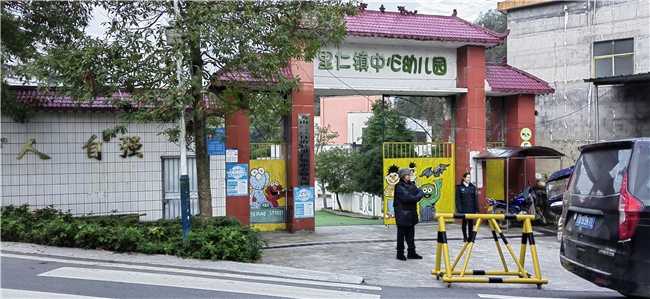 里仁镇：发挥“双网格”作用，化解幼儿园停车难问题