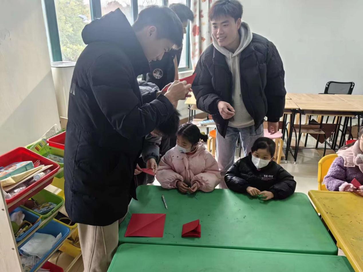 南京工程学院“电力青年”社会实践小队：喜迎新年，服务社区