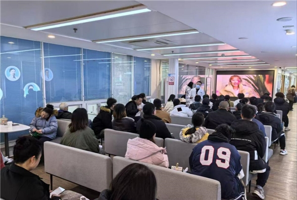 AI赋能 轻松摘镜 成都普瑞眼科近视手术助力学子圆梦军营