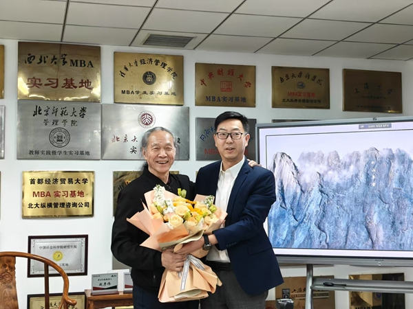著名画家艾秀琪先生应邀做客北大纵横《作者面对面》栏目
