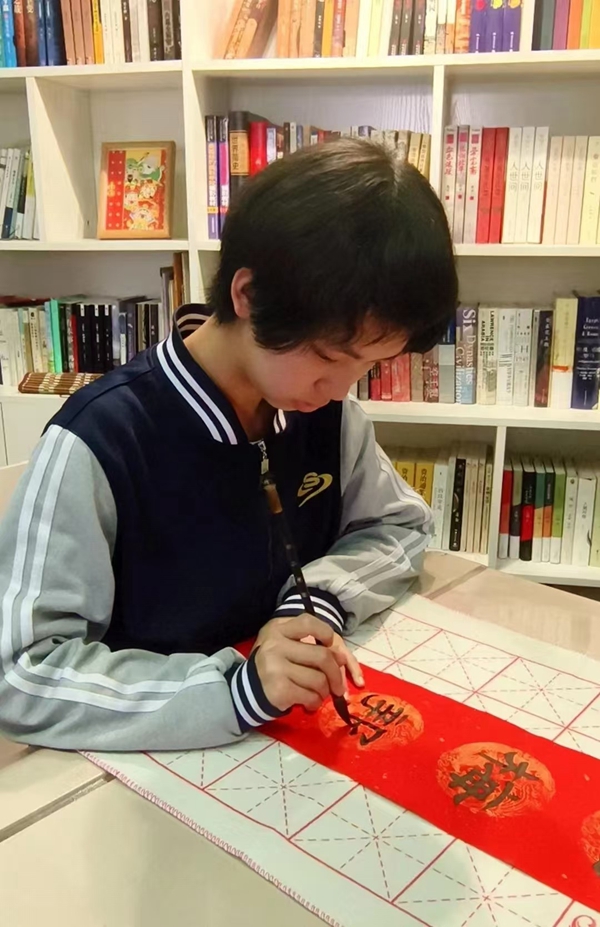 祥蛇墨韵润文华，携手共同庆新春——邯郸市11中开展迎新春送祝福活动