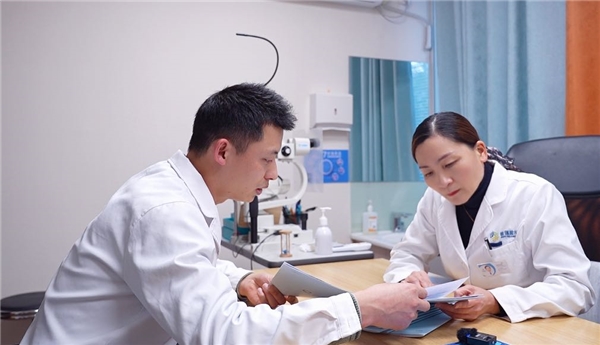 成都普瑞眼科检眼师：近视手术安全的“守门员”