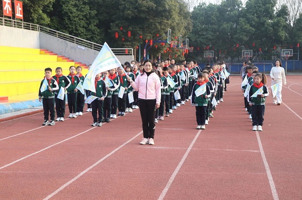 彭州市延秀小学2025年春季开学典礼暨争做“运动小达人”启动仪式
