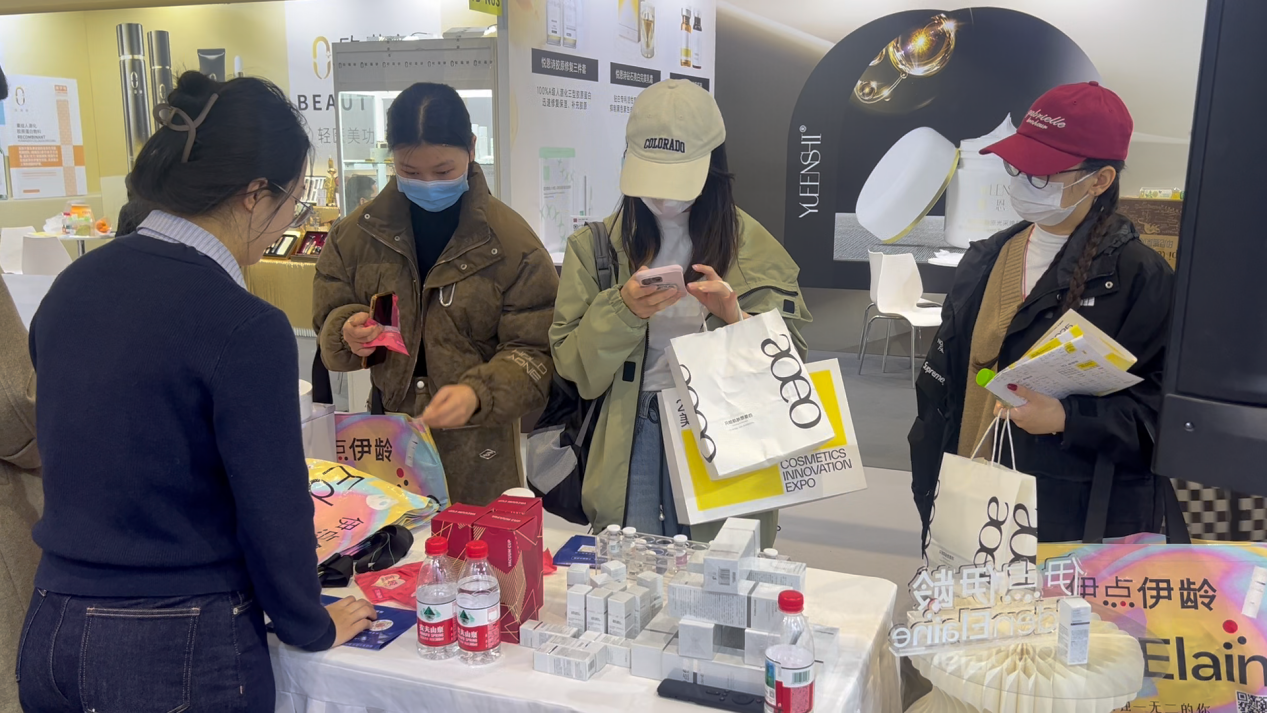 伊点伊龄首款产品乳萃双效精华水惊艳亮相2025CIE美妆创新展