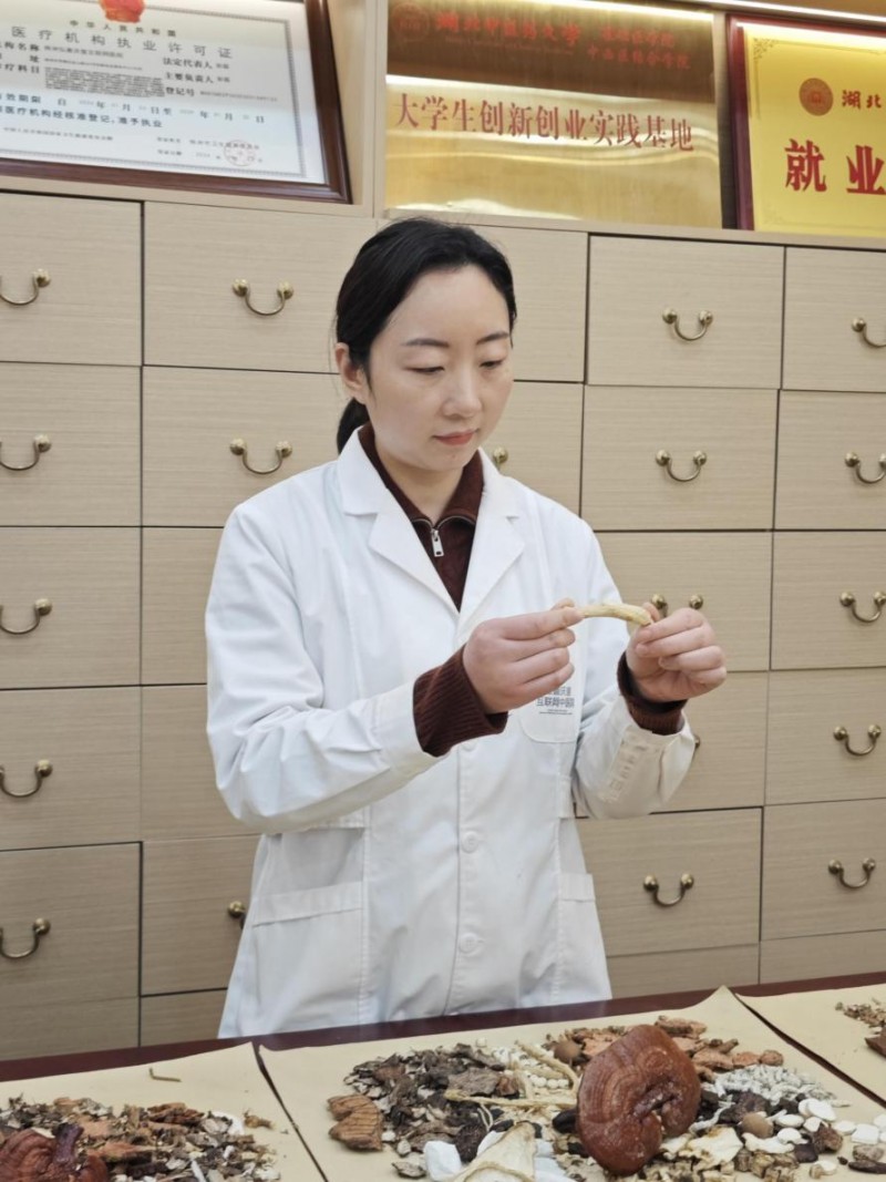 针药并施显奇效，杏林春暖护安康——弘善庆堂韩艳医生的多维诊疗之道