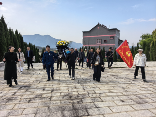 江西省贵溪市花园街道贵冶社区:缅怀革命先烈 传承红色基因