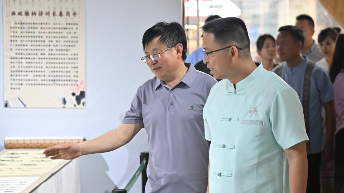书法长卷寄深情 金石遇水创新行——毛晓春书画展在西双版纳州景洪市盛大开幕