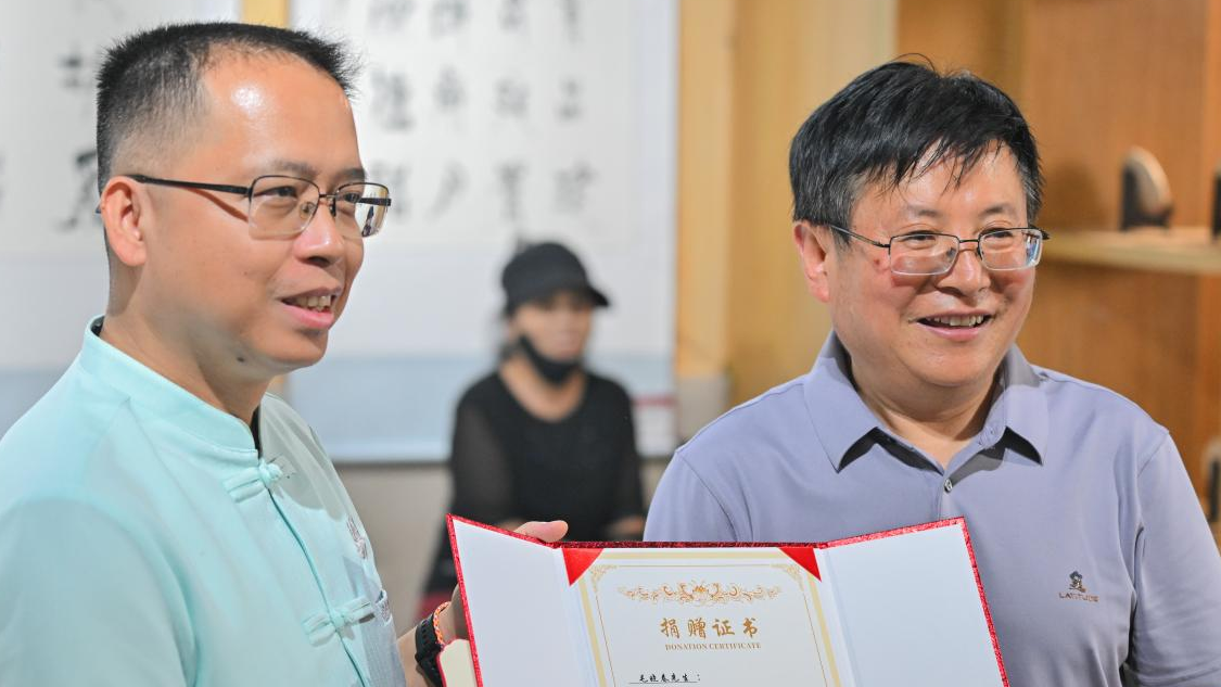 书法长卷寄深情 金石遇水创新行——毛晓春书画展在西双版纳州景洪市盛大开幕