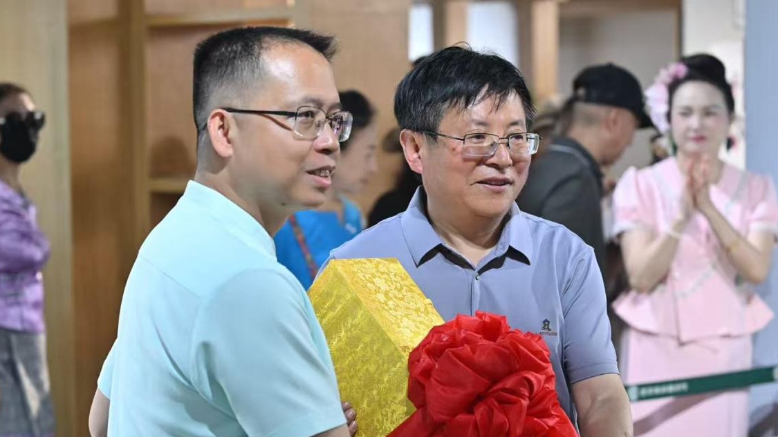 书法长卷寄深情 金石遇水创新行——毛晓春书画展在西双版纳州景洪市盛大开幕