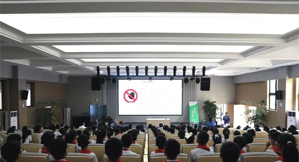 液氮魔法秀点燃科学热情，校园课堂变身探索乐园
