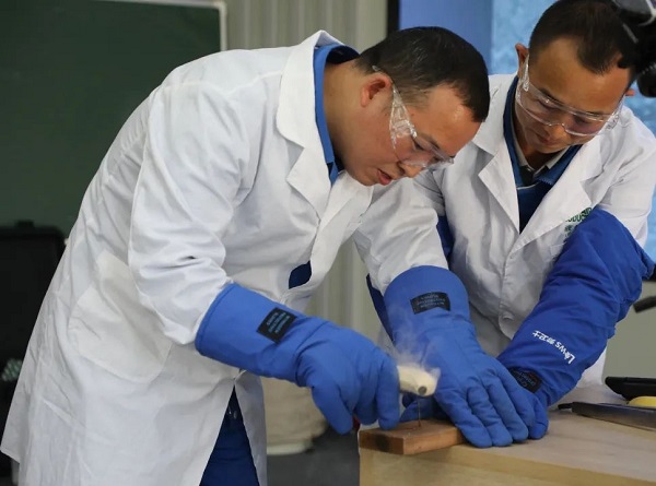 液氮魔法秀点燃科学热情，校园课堂变身探索乐园