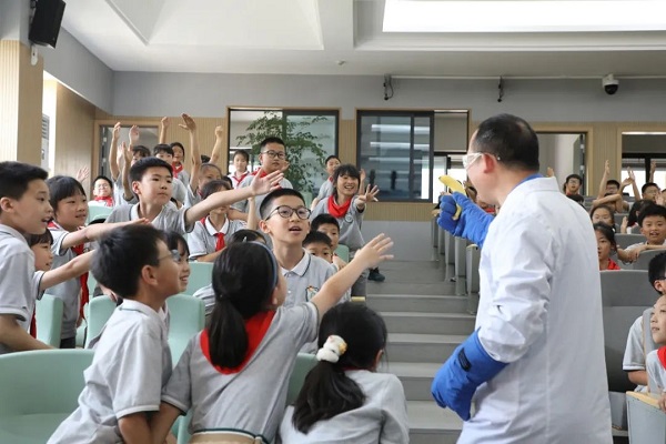 液氮魔法秀点燃科学热情，校园课堂变身探索乐园