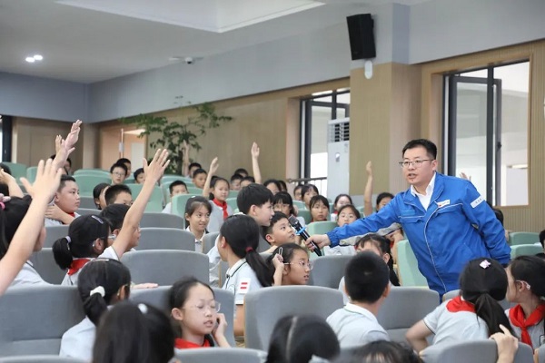 液氮魔法秀点燃科学热情，校园课堂变身探索乐园