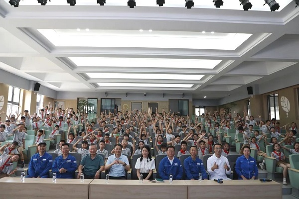液氮魔法秀点燃科学热情，校园课堂变身探索乐园