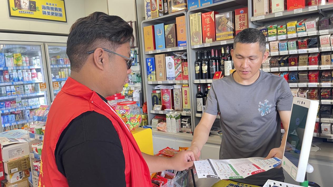 “垃圾桶前停一停，分类投放更文明”