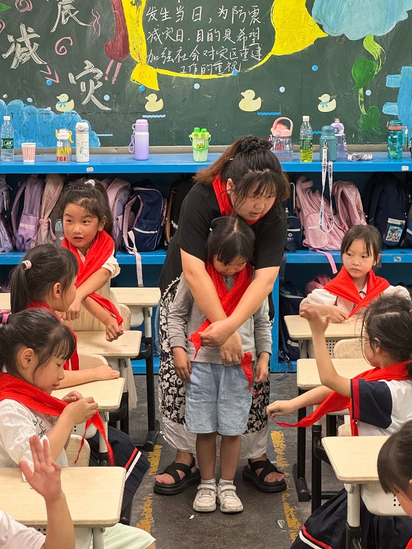 彭州市通济蓝天小学少先队新队员入队仪式活动简报