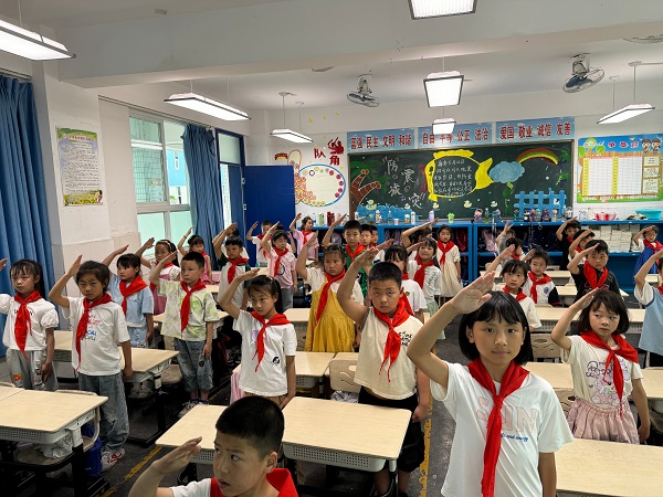 彭州市通济蓝天小学少先队新队员入队仪式活动简报