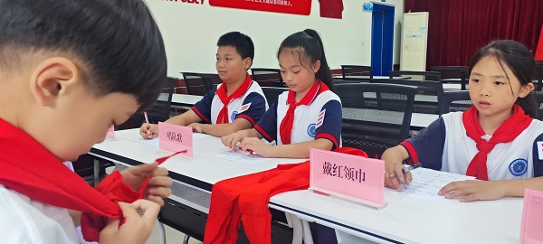 彭州市通济蓝天小学少先队新队员入队仪式活动简报
