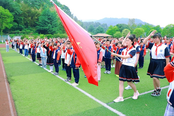 彭州市通济蓝天小学少先队新队员入队仪式活动简报