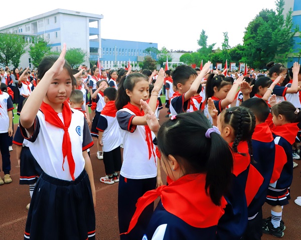 彭州市通济蓝天小学少先队新队员入队仪式活动简报