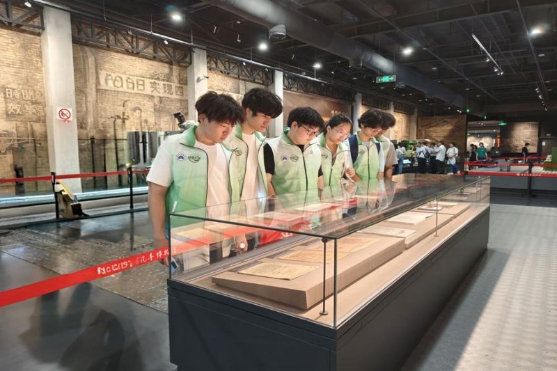 湖北汽车工业学院 “绿驰未来” 实践团队探寻东风汽车博物馆,汲取精神力量