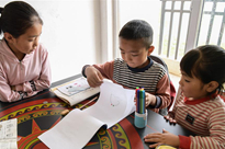 走向我们的小康生活｜大凉山孩子的书桌