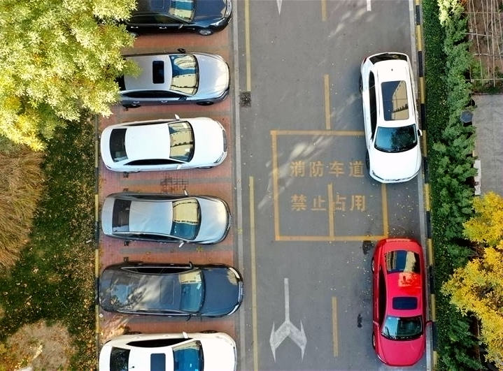 莫让乱停乱放堵塞“生命通道”