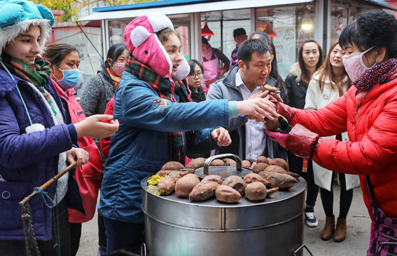 金发小妞卖地瓜——一对美国姐妹的中国梦