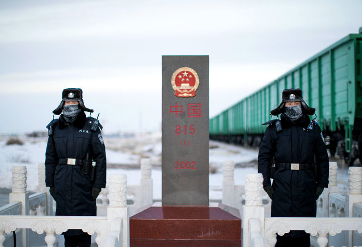 -35℃ 边检民警严守国门