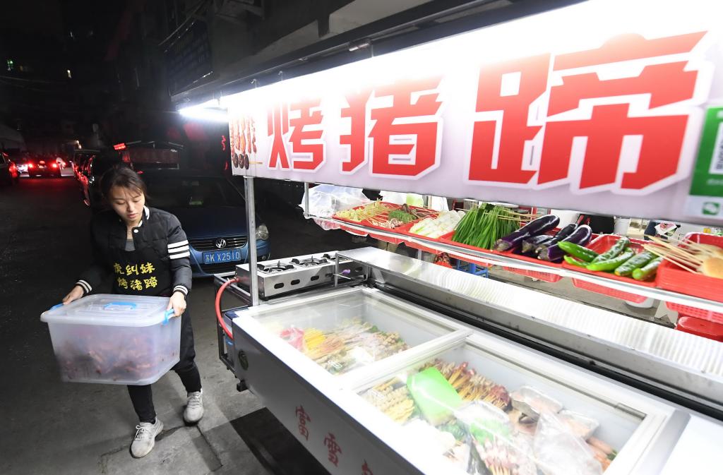 “我是他的一切，他是我的家”——女儿照料父亲19年的动人故事