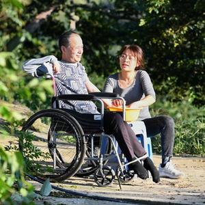 “我是他的一切，他是我的家”——女儿照料父亲19年的动人故事