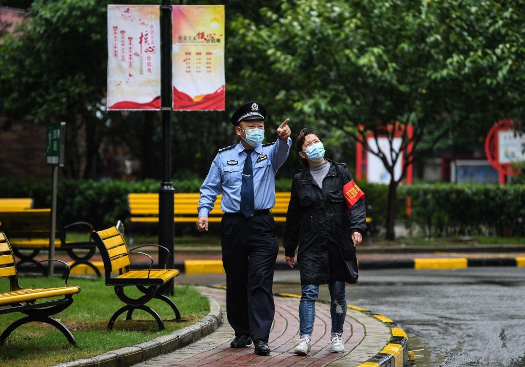 中国网事·感动2022丨7年收获群众230面锦旗 这个民警有点暖！