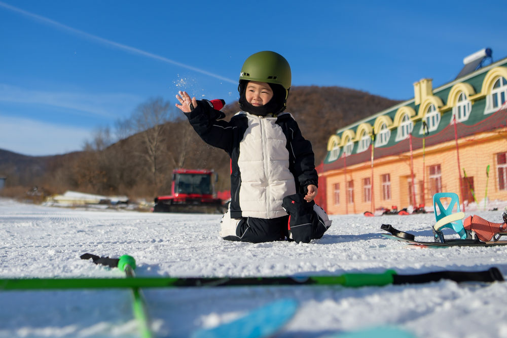 雪上萌娃“飞行记”