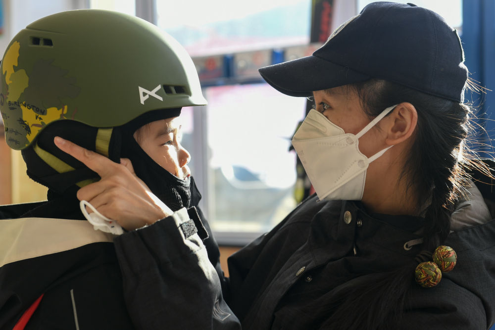 雪上萌娃“飞行记”