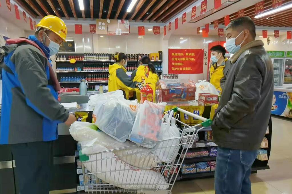 探访长江最大水上服务区：停船加油还能逛个街