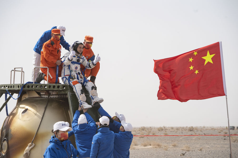 我在现场·照片背后的故事｜“感觉良好”乘组回家，我在第一现场“接机”