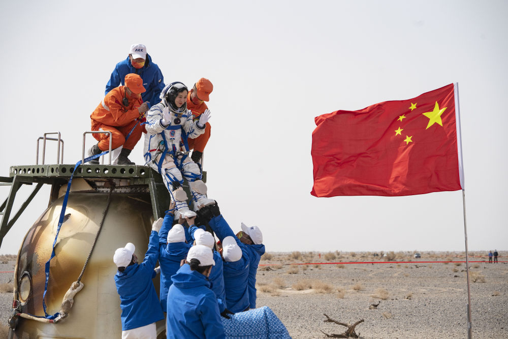 我在现场·照片背后的故事｜“感觉良好”乘组回家，我在第一现场“接机”