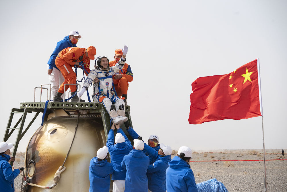 我在现场·照片背后的故事｜“感觉良好”乘组回家，我在第一现场“接机”
