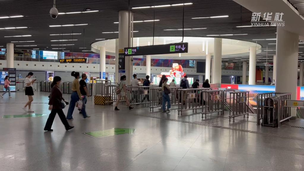 新华全媒+丨上海地铁用音乐唤醒城市