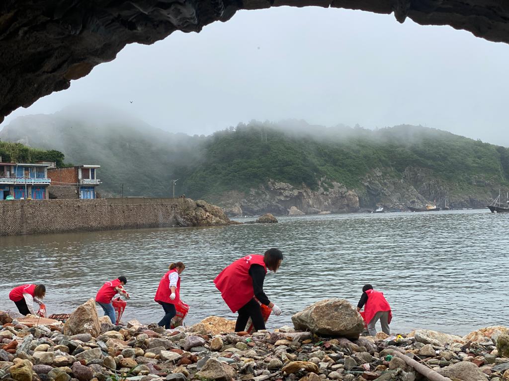 海漂垃圾变身工艺品 “拾荒青年”守护海岛生态