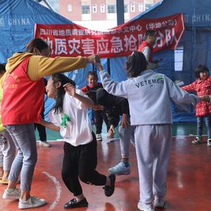 新华全媒+丨泸定地震灾区安置点的“临时老师”
