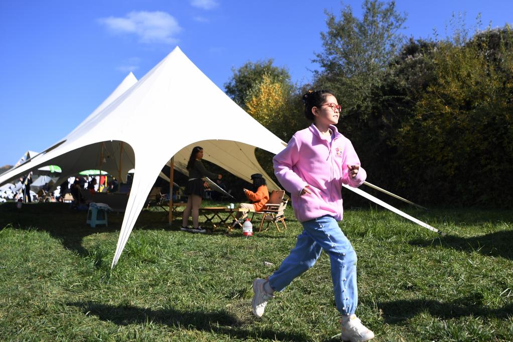 绿色出行、泡汤休闲、露营野餐：年轻人假期消费新动向