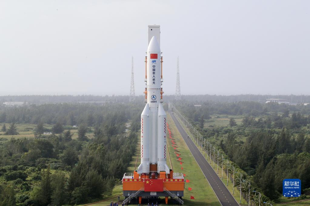 空间站梦天实验舱近日择机发射 舱箭组合体转运至发射区