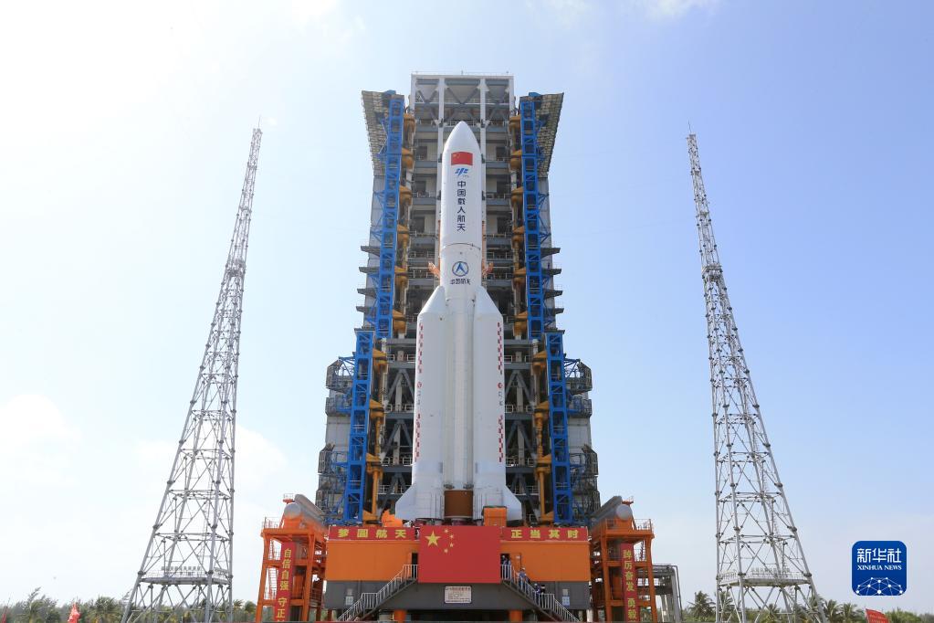 空间站梦天实验舱近日择机发射 舱箭组合体转运至发射区