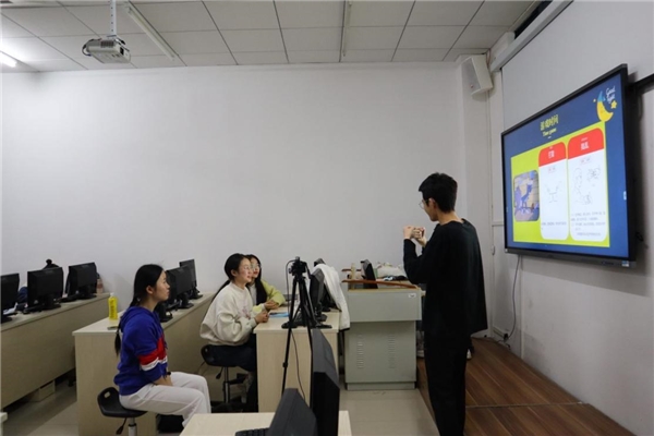 “走进聋人，了解手语”藝手协会三独达人工作室手语角